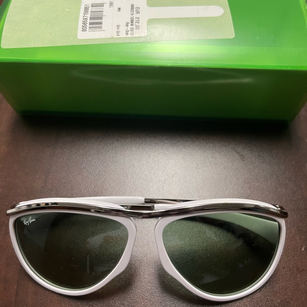White Ray Ban. Excellent  condition only used 1 time. Love it…